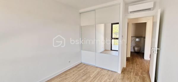 Corse - Rive sud d’Ajaccio à Pietrosella- Résidence ORZIOLO 2. Appartement neuf T3 de 66 m2 + terrasse de 28 m2, situé à 3 km de la mer et proche des commerces !

Ventes Corse Rive sud d’Ajaccio à Pietrosella- BSK Immobilier vous propose dans une résidence de standing de 6 logements à usage d’habitation idéalement situé, à 3 km de la mer et proche des commerces et disposant d’une jolie vue dégagée sur le maquis Corse.

Lot A01:  Un appartement neuf de type T3 de 66 m2 + terrasse de 28 m2, situé en Rez-de chaussée, localisation façade à gauche.
Ce logement offre tout le confort, il comprend une pièce de vie permettant d’accueillir un salon et séjour, une cuisine ouverte aménagée, deux chambres, une salle d’eau et un WC séparé. 

Équipements intérieurs de qualité fournis : Chauffage - climatisation, ballon thermodynamique, volets roulants alu électriques, grandes douches avec parois vitrées et WC suspendus. Les menuiseries extérieures sont en alu et en double vitrage, les baies vitrées font entre 3 et 4 mètres avec une hauteur de 2.25m ce qui offre une belle luminosité dans les pièces.

Chaque logement dispose de deux places de stationnement à l’air libre privative.
Situé, à 3 km de la plage de Pietrosella et proche des commerces ; Pharmacies, alimentations, poste, tabac/presse à moins de 5 km .. et à 30 minutes de l’Aéroport d’Ajaccio Napoléon Bonaparte.

Dans le cadre des visites il vous sera demandé la présentation d'une pièce d’identité à chaque visiteur majeur, conformément à l’article L.561-5 du Code monétaire et financier. 

VENTE Corse Rive sud d’Ajaccio à Pietrosella- Lot A01 résidence ORZIOLO 2.
Appartement T3 neuf de 66 m2 + terrasse de 28 m2; Prix 324 000 euros, honoraires charge vendeur inclus - réf. 229945 BSK Immobilier - DOMINIQUE LARROCHE – 06 28 04 74 47 - Agent Commercial - RSAC N° 378 428 684 - Ville du greffe : AJACCIO -