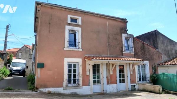 ANTIGNY CENTRE, MAISON D'HABITATION ANCIENNE AVEC GARAGE ET JARDIN ATTENANT.