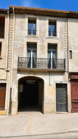 Gignac, situation centrale, maison de village traversante, vue panoramique.
