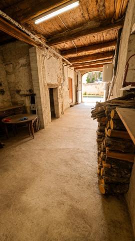 Gignac, situation centrale, maison de village traversante, vue panoramique.