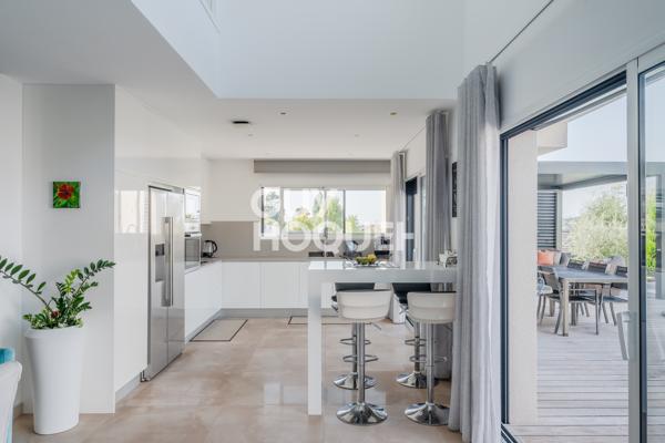 Villa à vendre de 4 pièces -202m² - piscine - garage - double terrasse