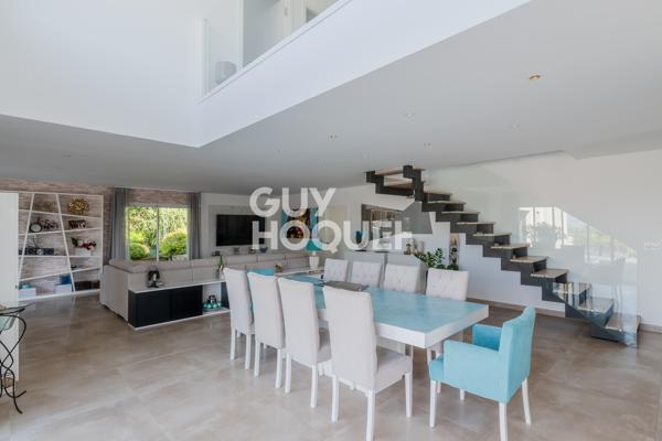 Villa à vendre de 4 pièces -202m² - piscine - garage - double terrasse