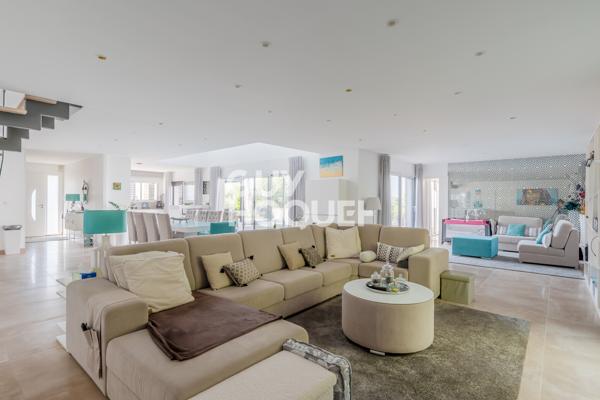 Villa à vendre de 4 pièces -202m² - piscine - garage - double terrasse