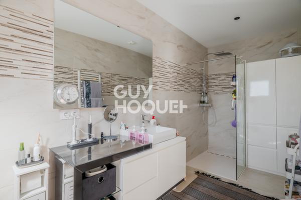 Villa à vendre de 4 pièces -202m² - piscine - garage - double terrasse