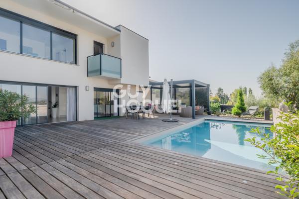 Villa à vendre de 4 pièces -202m² - piscine - garage - double terrasse