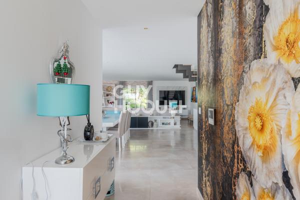 Villa à vendre de 4 pièces -202m² - piscine - garage - double terrasse