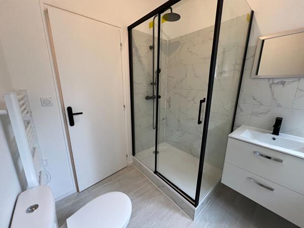 A LOUER STUDIO meublé refait à neuf 33 m²