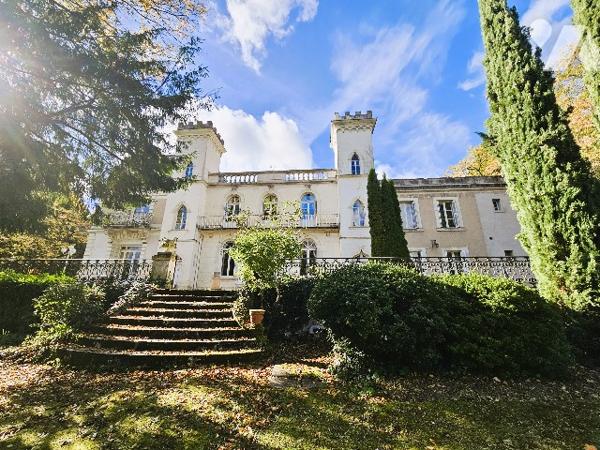 Propriété à vendre à Tours dans l'Indre-et-Loire (37).

Château du XIX, 19 pièces, 8 chambres, parc.