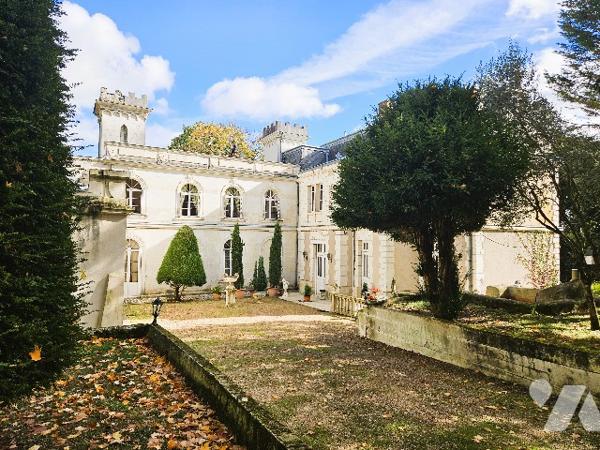 Propriété à vendre à Tours dans l'Indre-et-Loire (37).

Château du XIX, 19 pièces, 8 chambres, parc.