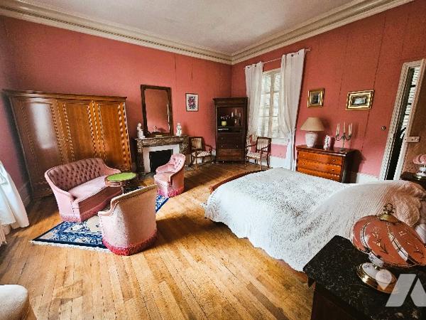 Propriété à vendre à Tours dans l'Indre-et-Loire (37).

Château du XIX, 19 pièces, 8 chambres, parc.