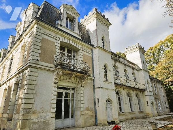 Propriété à vendre à Tours dans l'Indre-et-Loire (37).

Château du XIX, 19 pièces, 8 chambres, parc.