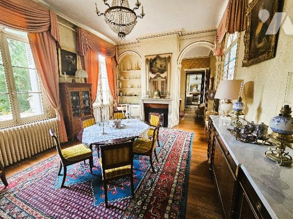 Propriété à vendre à Tours dans l'Indre-et-Loire (37).

Château du XIX, 19 pièces, 8 chambres, parc.