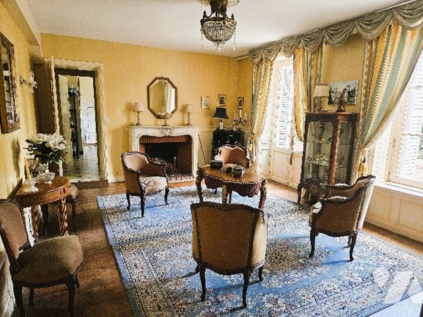 Propriété à vendre à Tours dans l'Indre-et-Loire (37).

Château du XIX, 19 pièces, 8 chambres, parc.