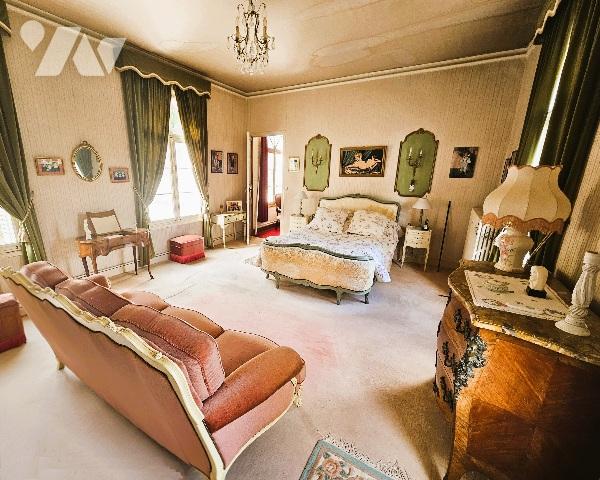 Propriété à vendre à Tours dans l'Indre-et-Loire (37).

Château du XIX, 19 pièces, 8 chambres, parc.