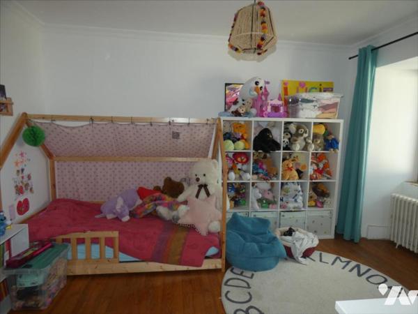 PLEYBEN- Grande maison, plein centre