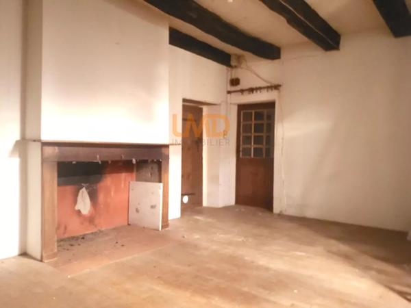 corps de ferme et sa longère en pierre avec terrain à Villeneuve