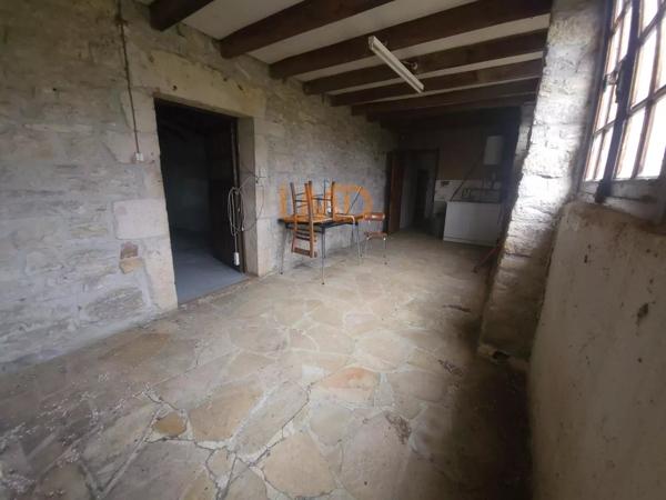 corps de ferme et sa longère en pierre avec terrain à Villeneuve