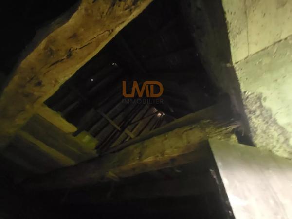 corps de ferme et sa longère en pierre avec terrain à Villeneuve