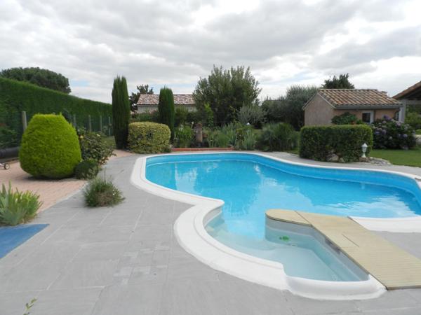 Maison plain-pied,  Piscine, terrain clôturé arboré, portail électrique