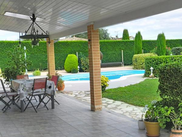 Maison plain-pied,  Piscine, terrain clôturé arboré, portail électrique