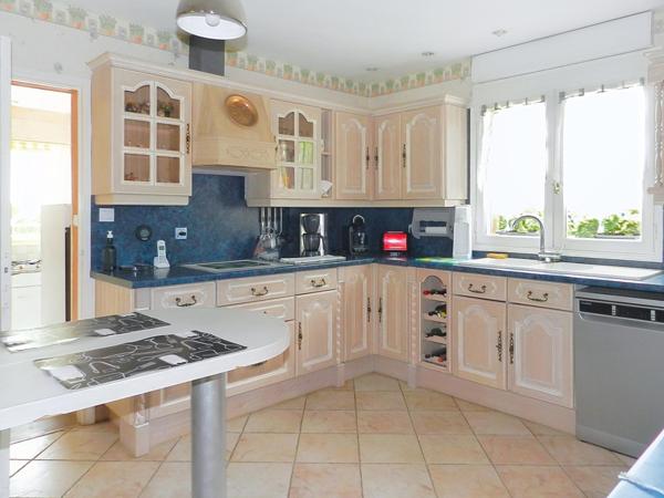 Maison plain-pied,  Piscine, terrain clôturé arboré, portail électrique