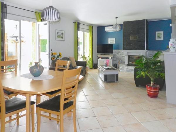 Maison plain-pied,  Piscine, terrain clôturé arboré, portail électrique