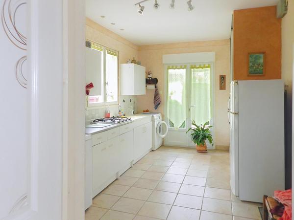 Maison plain-pied,  Piscine, terrain clôturé arboré, portail électrique