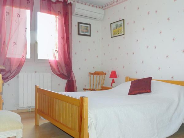 Maison plain-pied,  Piscine, terrain clôturé arboré, portail électrique