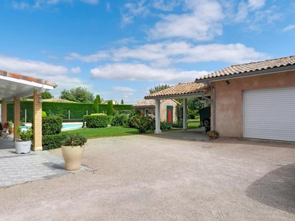 Maison plain-pied,  Piscine, terrain clôturé arboré, portail électrique