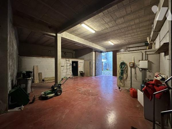 Maison avec cuverie, terrain et dépendances