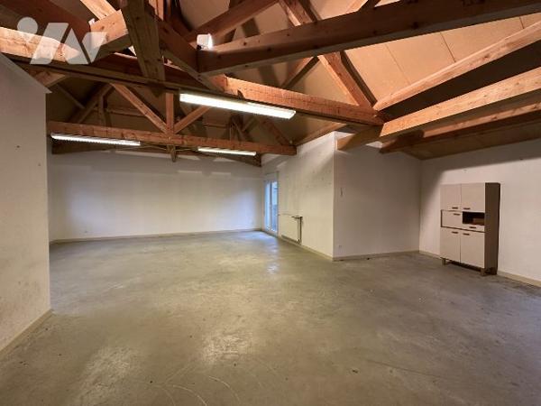 Maison avec cuverie, terrain et dépendances