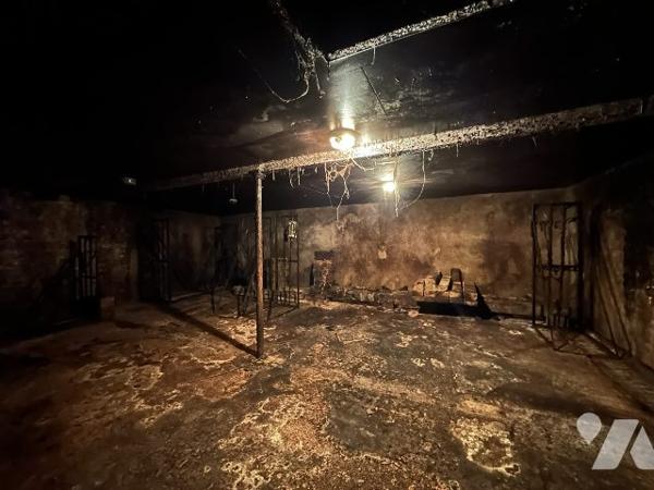 Maison avec cuverie, terrain et dépendances