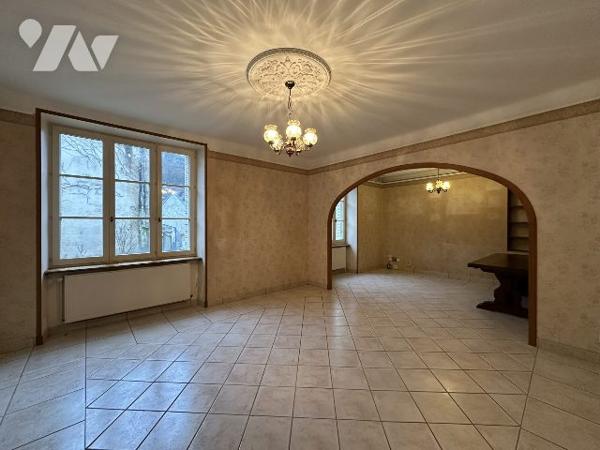 Maison avec cuverie, terrain et dépendances