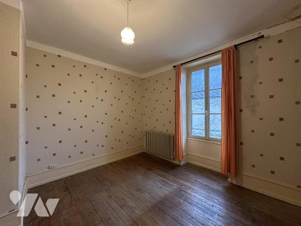 Maison avec cuverie, terrain et dépendances