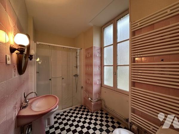 Maison avec cuverie, terrain et dépendances