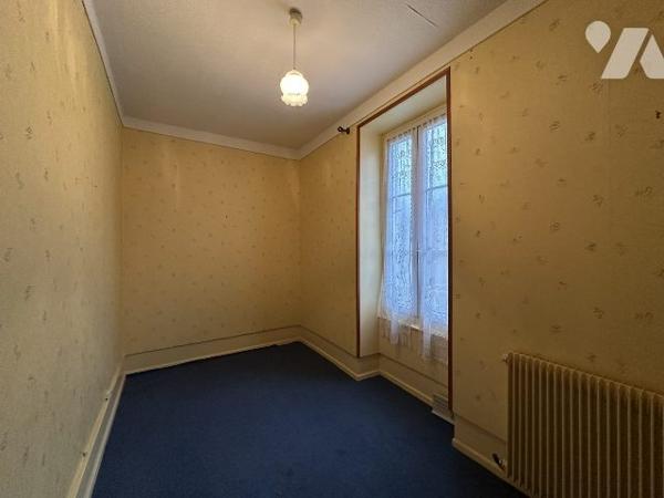 Maison avec cuverie, terrain et dépendances