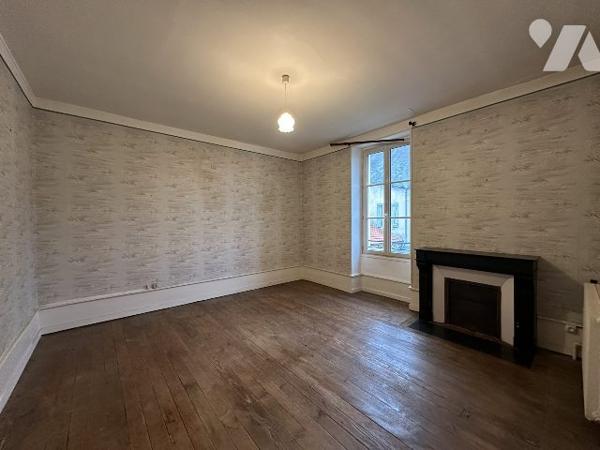 Maison avec cuverie, terrain et dépendances