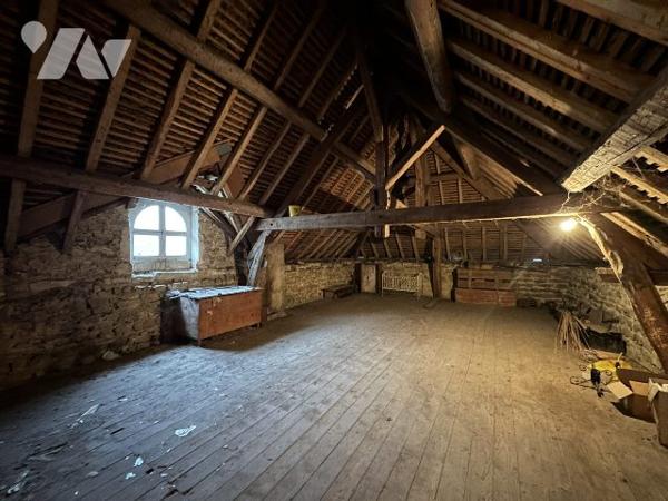 Maison avec cuverie, terrain et dépendances