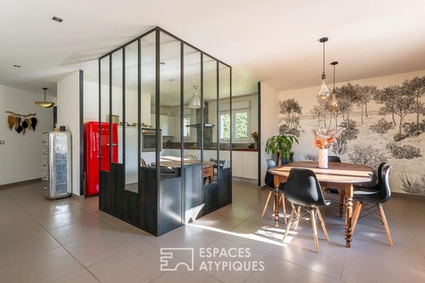 Maison avec jardin paysagé et piscine