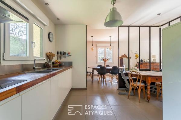 Maison avec jardin paysagé et piscine