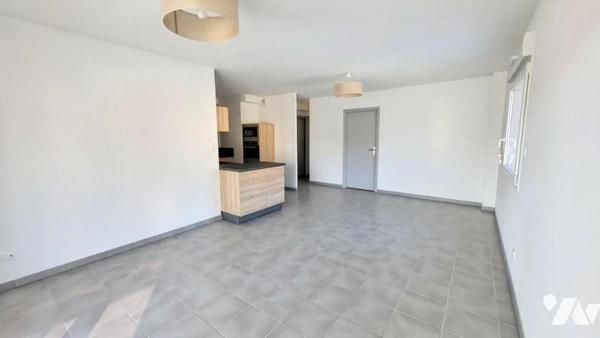 SELONCOURT dans une copropriété de standing de 2019 , appartement  trois pièces avec  cave et garage