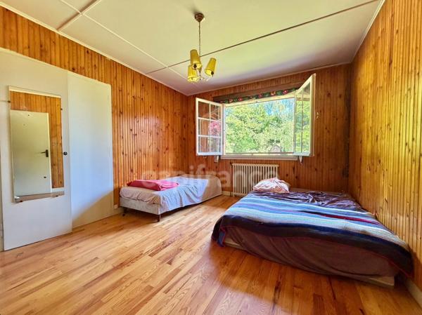 CHALET DE 220 M2, TERRAIN DE 2 668 M2, 4 CHAMBRES, COMBLES AMÉNAGEABLES DE 96 M2, VÉRANDA, VUE PANORAMIQUE, 125 M2 DE SOUS-SOL, GARAGE INDÉPENDANT DE 40 M2, TRAVAUX À PRÉVOIR