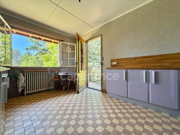 CHALET DE 220 M2, TERRAIN DE 2 668 M2, 4 CHAMBRES, COMBLES AMÉNAGEABLES DE 96 M2, VÉRANDA, VUE PANORAMIQUE, 125 M2 DE SOUS-SOL, GARAGE INDÉPENDANT DE 40 M2, TRAVAUX À PRÉVOIR