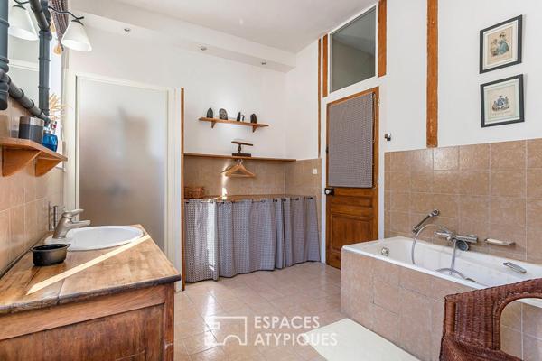 Élégance d’un clos du XVIIIe sur parc arboré avec piscine à Saint-Genis-Laval