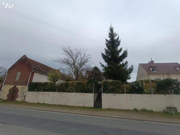 Terrain à bâtir d'environ 412m² avec une façade d'environ 16m avec une dépendance comprenant un...