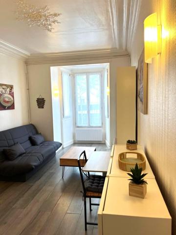 Petite copropriété. -Faibles charges (45€/mois). - Secteur recherché. - Excellente rentabilité locative.