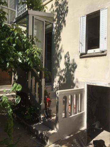 Petite copropriété. -Faibles charges (45€/mois). - Secteur recherché. - Excellente rentabilité locative.