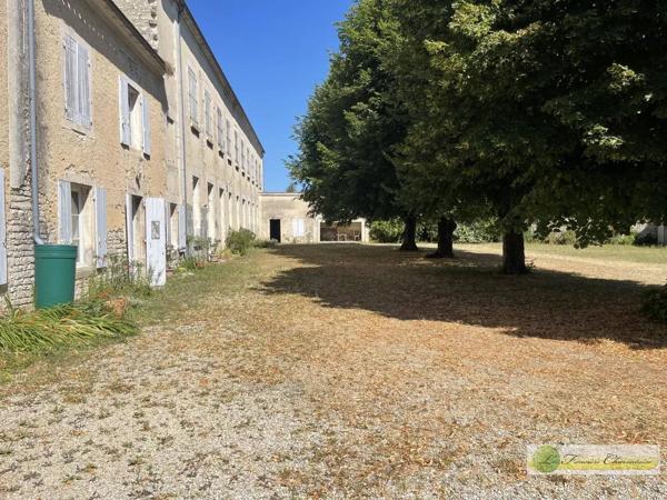 Vente immobilière : Ensemble immobilier à Aigre    304 500 €- FONCIERE CHARENTAISE AIGRE.