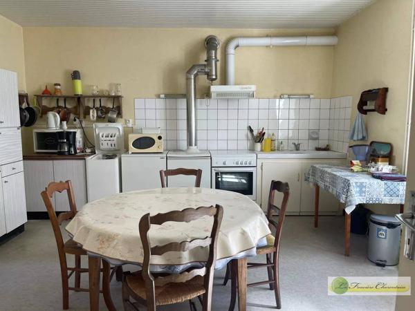 Vente immobilière : Ensemble immobilier à Aigre    304 500 €- FONCIERE CHARENTAISE AIGRE.