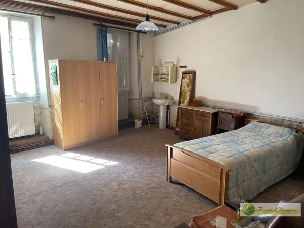 Vente immobilière : Ensemble immobilier à Aigre    304 500 €- FONCIERE CHARENTAISE AIGRE.